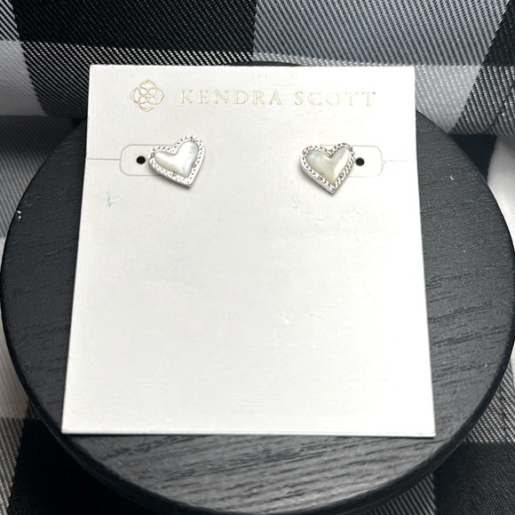 KENDRA SCOTT EARRINGS ARI HEART STUD RHOD IVORY MOP - Picture 2 of 5